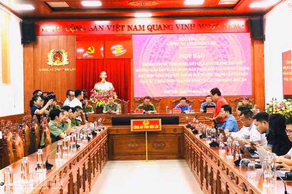 Quang cảnh buổi họp báo. (Ảnh: CÔNG LÝ)