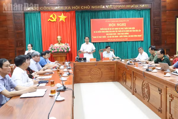 Phó Chủ tịch Ủy ban nhân dân tỉnh Đắk Lắk Y Nhuân Byah phát biểu tại hội nghị. (Ảnh: CÔNG LÝ)