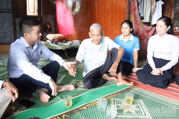 Lãnh đạo Đảng ủy, Ủy ban nhân dân xã Ea M'Droh đến tận nhà dân tuyên truyền, vận động nhân dân tham gia khám sức khỏe định kỳ. (Ảnh: CÔNG LÝ)