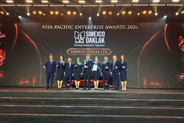 Đại diện Simexco 2-9 Daklak nhận giải thưởng Doanh nghiệp châu Á - Asia Pacific Enterprise Awards (APEA) 2026. (Ảnh: CỘNG TÁC VIÊN)