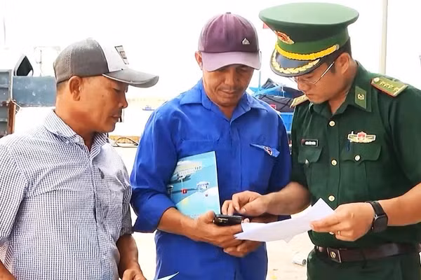 Cán bộ Biên phòng tỉnh Đắk Lắk tuyên truyền, hướng dẫn ngư dân về khu vực cấm khai thác thủy sản có thời hạn ở vùng ven bờ, vùng lộng và vùng nội địa trên địa bàn tỉnh. (Ảnh: CTV)