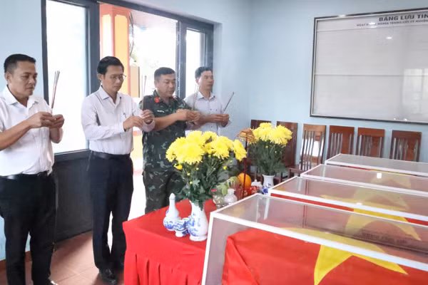 Hai hài cốt liệt sĩ đã được đưa về Nghĩa trang liệt sĩ xã Krông Bông. (Ảnh: PHAN TUÂN)