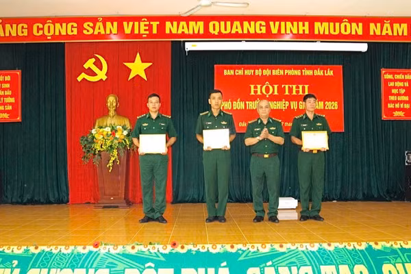 Đại tá Kpă Y Thạch, Phó Chỉ huy trưởng Ban Chỉ huy Bộ đội Biên phòng tỉnh Đắk Lắk trao giải Nhất, Nhì, Ba cho các cá nhân đạt thành tích xuất sắc trong hội thi. (Ảnh: DÂN QUÂN)