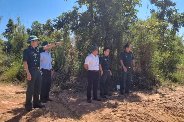 Lãnh đạo Ban Chỉ huy Bộ đội Biên phòng tỉnh Đắk Lắk và lãnh đạo xã Ia Rvê khảo sát thực tế khu vực thực hiện dự án. (Ảnh: NGUYỄN LÂN)