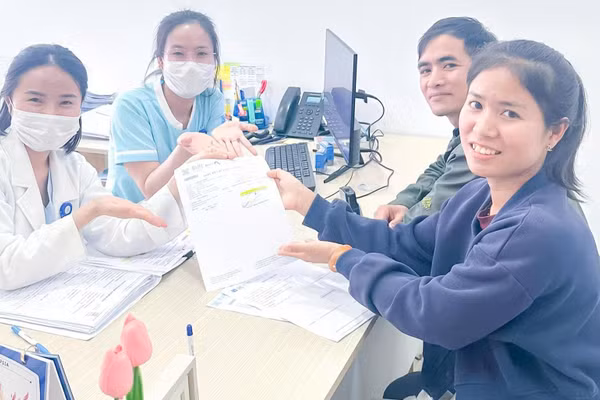 Gia đình chị H'Nhoen Kđơk đón nhận tin vui từ bác sĩ Phan Thị Thanh Thảo. (Ảnh: CTV)