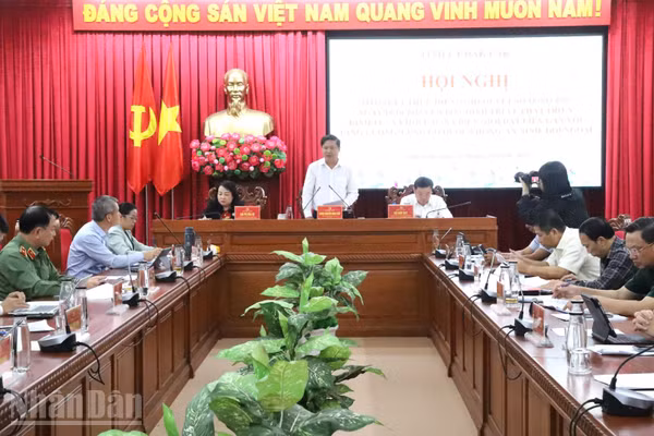 Bí thư Tỉnh ủy Đắk Lắk Lương Nguyễn Minh Triết phát biểu tại hội nghị. (Ảnh: CÔNG LÝ)