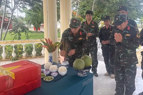 Hài cốt liệt sĩ Trương Văn Tiến đang được thờ cúng, bảo quản tại Nghĩa trang Tuy An, xã Ô Loan, tỉnh Đắk Lắk. (Ảnh: QUỐC KHÁNH)