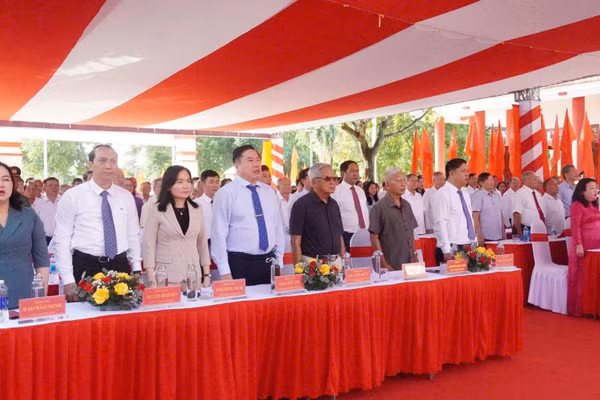 Các đồng chí lãnh đạo, nguyên lãnh đạo tỉnh Đắk Lắk và các đại biểu tưởng nhớ Chủ tịch Hồ Chí Minh và các thế hệ cán bộ, đảng viên, đồng bào, chiến sĩ đã ngã xuống vì độc lập, tự do, hạnh phúc của dân tộc. (Ảnh: CTV)