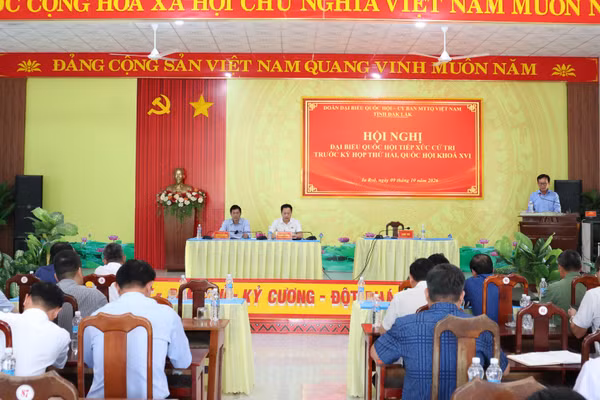 Quang cảnh hội nghị đại biểu Quốc hội tiếp xúc cử tri các xã biên giới Ia R’vê và Ia Lốp. (Ảnh: NGỌC LÂN)