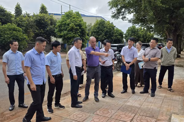 Đoàn công tác của Ủy ban nhân dân tỉnh Đắk Lắk tiến hành kiểm tra thực tế công tác quản lý hạ tầng, bảo vệ môi trường tại Cụm công nghiệp Tân An, phường Tân An. (Ảnh: CỘNG TÁC VIÊN)