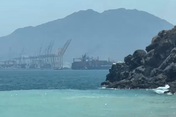 Iran tuyên bố đã lại phong tỏa Eo biển Hormuz.