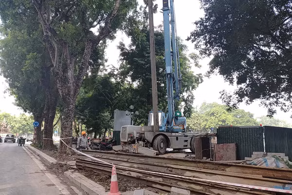 Đơn vị thi công triển khai đấu nối tuyến cống thoát nước dọc phố Quang Trung và hồ Thiền Quang. Ảnh: VĂN HỌC