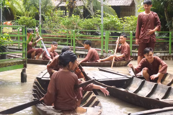 Du khách tham gia trò chơi dân gian tại Làng du lịch sinh thái Ông Đề, thành phố Cần Thơ. (Ảnh: VĂN ÚT)