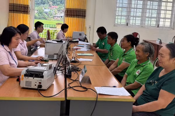 Ngân hàng chính sách xã hội Hà Quảng tích cực cho vay vốn tại các điểm giao dịch xã.