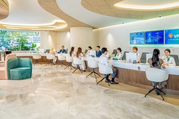 Khách hàng giao dịch tại chi nhánh ngân hàng VPBank. (Ảnh: SAO MAI)