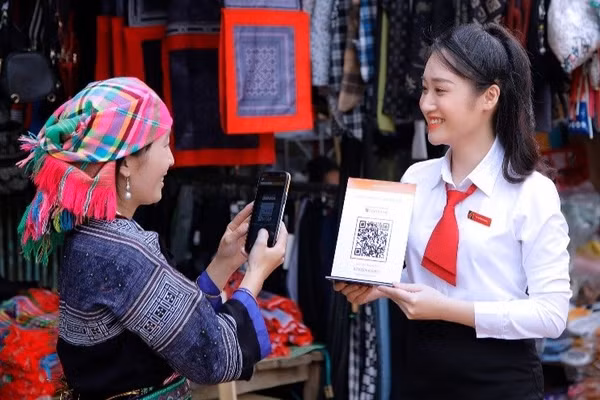 Hiện nay, đối với người dân tại vùng sâu, vùng xa hoặc những nhóm có đặc thù riêng, khả năng tiếp cận và sử dụng sản phẩm, dịch vụ tài chính vẫn còn khoảng cách. (Ảnh: HIỀN HƯƠNG)