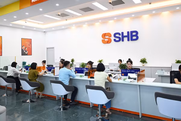 Giao dịch khách hàng tại chi nhánh ngân hàng SHB. (Ảnh: Hồng Nhung)