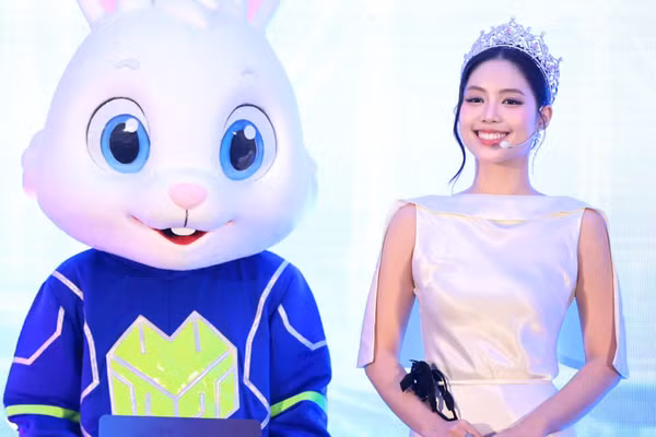 Đại sứ hình ảnh của chương trình - Á hậu Trần Ngọc Châu Anh, gương mặt kết nối Ngày Thanh toán số với cộng đồng và thế hệ trẻ. (Ảnh: Việt Phong)