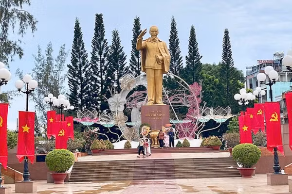 Rực rỡ cờ hoa trong những ngày tháng Tám tại khu vực tượng đài Bác Hồ ở bến Ninh Kiều, thành phố Cần Thơ. (Ảnh: VĂN ÚT)