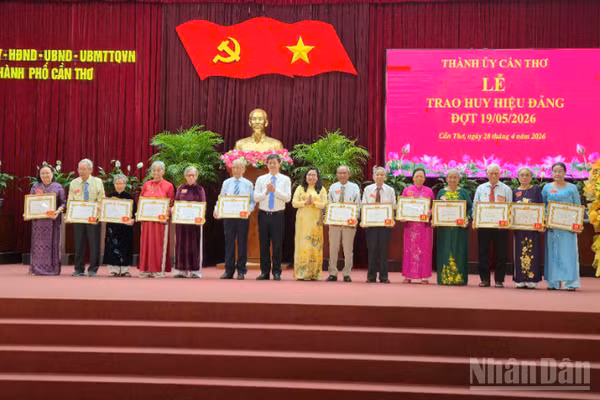 Ban tổ chức trao huy hiệu cho 28 đồng chí đảng viên cao niên tuổi Đảng.