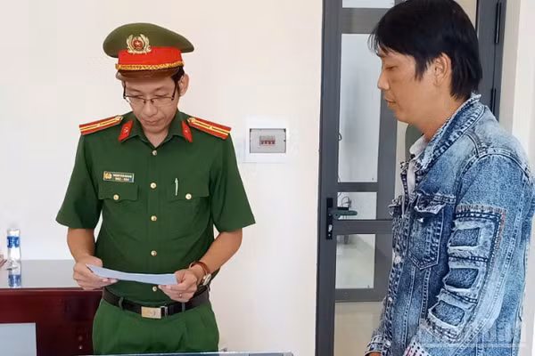 Cơ quan Cảnh sát điều tra tống đạt các quyết định tố tụng đối bị can Công. (Ảnh: VĂN NGOAN)