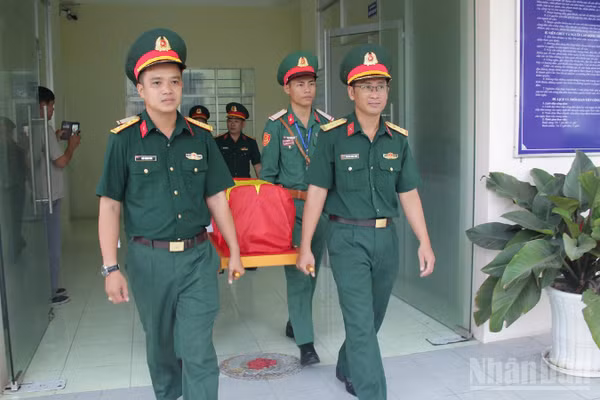 Thực hiện Chiến dịch 500 ngày đêm, đến nay Ban Chỉ đạo 515 thành phố Cần Thơ đã bàn giao 2 đợt với 1.689 mẫu sinh phẩm. (Ảnh: VĂN ÚT)