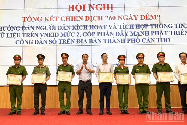 Ủy ban nhân dân thành phố Cần Thơ tặng Bằng khen cho các tập thể, cá nhân có thành tích xuất sắc trong chiến dịch.