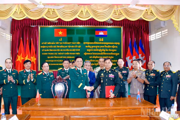 Đoàn công tác làm việc với Ban Chuyên trách tỉnh Kampong Chhnang, Campuchia. (Ảnh: PHONG PHÚ)
