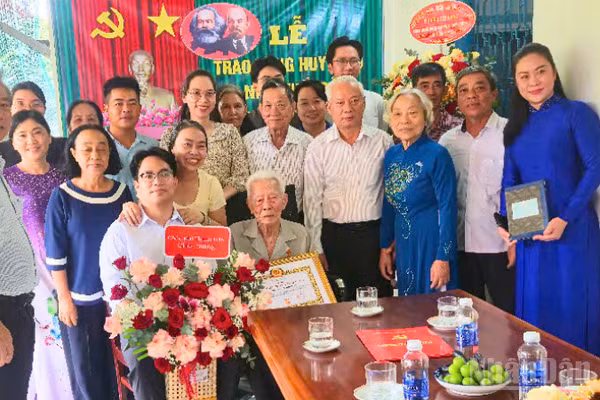 Ông Phạm Duy Khương chụp hình lưu niệm cùng các con, cháu trong gia đình. (Ảnh: VĂN ÚT) 