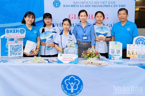 Gian hàng tuyên truyền, giải đáp, tư vấn chính sách bảo hiểm xã hội, bảo hiểm y tế học sinh, sinh viên. (Ảnh: VĂN ÚT)