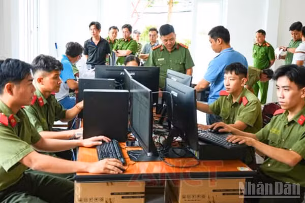 Việc quan tâm cấp phát kịp thời máy móc, trang thiết bị góp phần đáp ứng mục tiêu chuyển đổi số toàn diện trong công tác Công an. (Ảnh: VĂN ÚT)