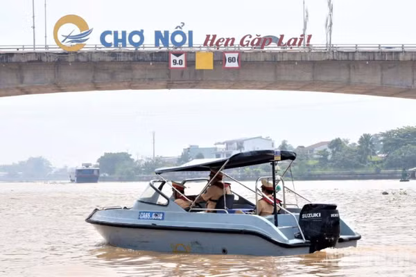 Đội Cảnh sát giao thông đường thủy số 2, Phòng Cảnh sát giao thông Công an thành phố Cần Thơ thực hiện nhiệm vụ tuần tra, bảo đảm an toàn giao thông đường thủy khu vực chợ nổi Cái Răng. (Ảnh: Công an cung cấp)