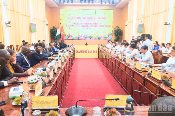 Quang cảnh buổi làm việc. (Ảnh: VĂN ÚT)