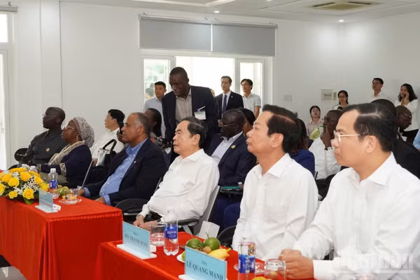 Quang cảnh Chủ tịch Quốc hội Trần Thanh Mẫn và Chủ tịch Quốc hội Bờ Biển Ngà thăm Công ty Cổ phần Nông nghiệp Công nghệ cao Trung An. (Ảnh: VĂN ÚT)