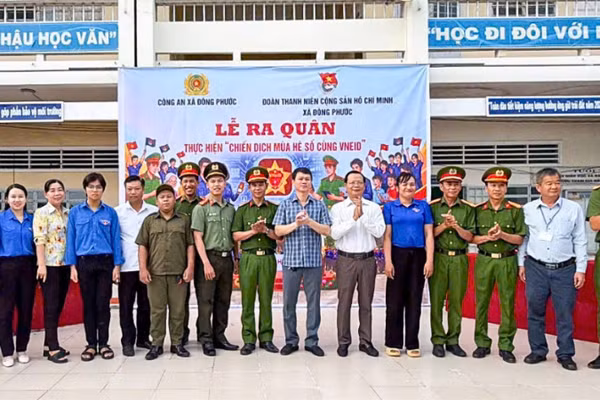 Lễ ra quân “Chiến dịch mùa hè số cùng VNeID” tại các xã, phường, thành phố Cần Thơ. (Ảnh: Công an cung cấp)