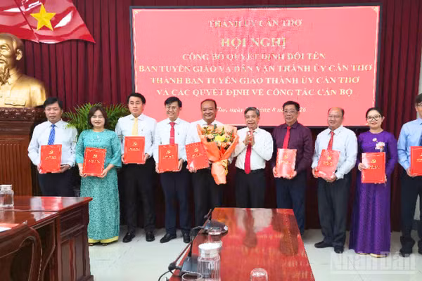 Đồng chí Đồng Văn Thanh, Ủy viên Trung ương Đảng, Phó Bí thư Thường trực Thành ủy, Chủ tịch Hội đồng nhân dân thành phố Cần Thơ trao Quyết định về công tác cán bộ. (Ảnh: VĂN ÚT)