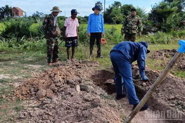 Cán bộ, chiến sĩ Đội K90 triển khai đào tìm tại các khu vực đồi núi, không bị ảnh hưởng nhiều do mưa kéo dài. (Ảnh: Quân khu 9 cung cấp)
