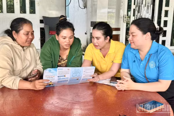 Đội ngũ nhân viên thu, giao dịch viên cơ sở cũng được xác định là lực lượng quan trọng để đưa chính sách vào cuộc sống. (Ảnh: VĂN ÚT)