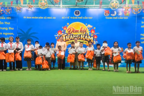 Lãnh đạo thành phố Cần Thơ và đơn vị tài trợ tặng quà cho các em thiếu nhi tham dự chương trình. (Ảnh: VĂN ÚT)