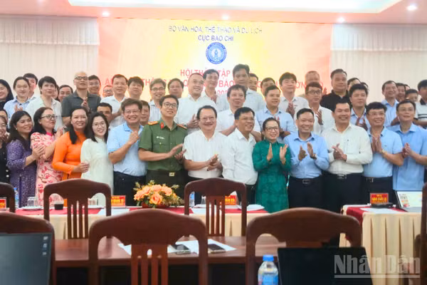Ban tổ chức chụp hình lưu niệm cùng học viên.