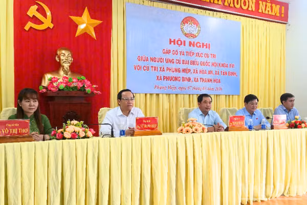 Ủy viên Bộ Chính trị Trần Đức Thắng (thứ 3 từ trái qua) tiếp xúc cử tri đơn vị bầu cử số 3, thành phố Cần Thơ.