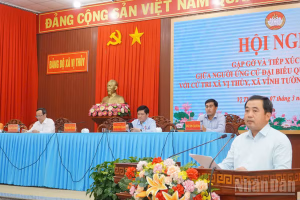 Ủy viên Bộ Chính trị, Bộ trưởng Nông nghiệp và Môi trường Trần Đức Thắng tiếp xúc cử tri đơn vị bầu cử số 3, thành phố Cần Thơ.