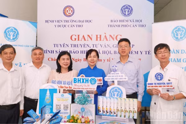 Bà Nguyễn Thị Thanh Xuân (áo xanh), Giám đốc Bảo hiểm xã hội thành phố Cần Thơ tham dự khai mạc gian hàng tư vấn, giải đáp chính sách mới.