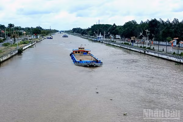 Tuyến kênh xáng Xà No luôn tấp nập phương tiện thủy lưu thông, vận chuyển hàng hóa suốt ngày đêm. (Ảnh: Công an cung cấp)