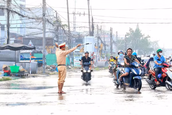 Lực lượng Cảnh sát giao thông điều tiết phương tiện, hướng dẫn người dân lựa chọn hướng di chuyển phù hợp, an toàn. (Ảnh: Công an cung cấp)
