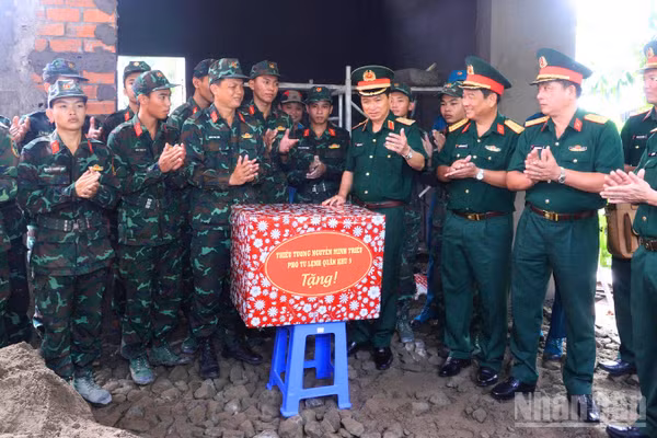 Thiếu tướng Nguyễn Minh Triều tặng quà, động viên cán bộ, chiến sĩ Trung đoàn 3, Sư đoàn 330. (Ảnh: CÔNG KHANH)