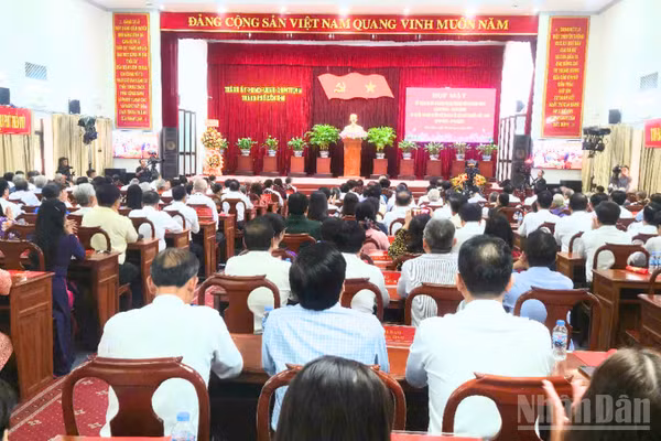 Quang cảnh họp mặt. (Ảnh: VĂN ÚT)