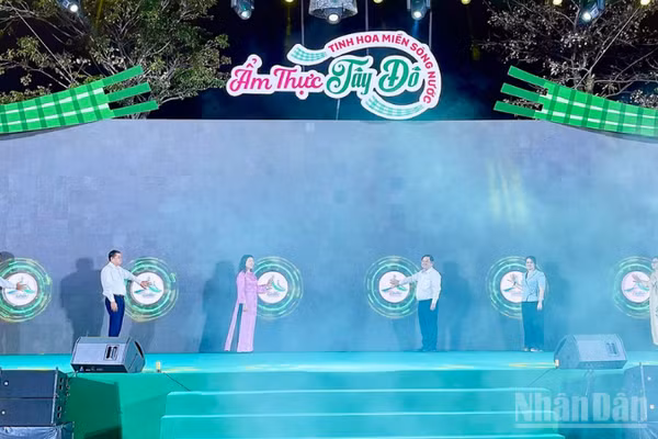 Nghi thức khai mạc Tuần lễ Ẩm thực và Công bố Hệ thống du lịch thông minh thành phố Cần Thơ. (Ảnh: VĂN ÚT)