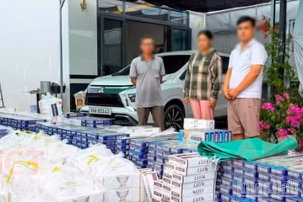 Đối tượng và tang vật vi phạm. (Ảnh: VĂN ÚT)