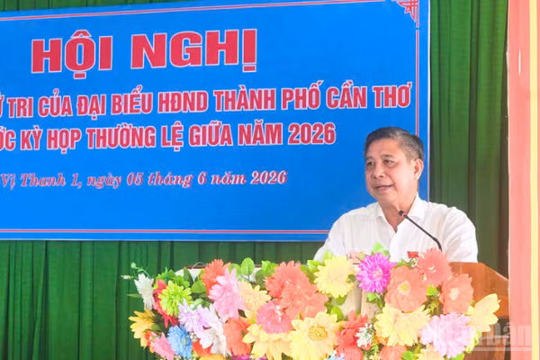 Đồng chí Đồng Văn Thanh, Ủy viên Trung ương Đảng, Phó Bí thư Thường trực Thành ủy, Chủ tịch Hội đồng nhân dân thành phố Cần Thơ phát biểu tại buổi tiếp xúc cử tri.